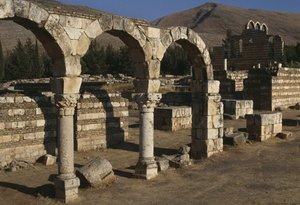 Vista de una columnata, Período Omeya (661-750) de Islamic School