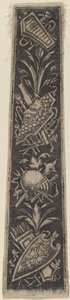Placa de ornamento con armadura e instrumentos musicales
