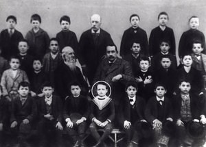 Benito Mussolini en la escuela primaria - Benito Mussolini alumno de primaria - Un retrato de Benito Mussolini con compañeros de clase y algunos maestros