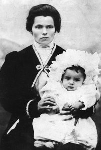 Benito Mussolini de niño con su madre Rosa Maltoni - 1884 - Benito MUSSOLINI (1883-1945) en los brazos de su madre Rosa Maltoni de Italian Photographer