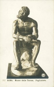 Boxeador descansando, Palazzo Massimo alle Terme, Roma (foto en blanco y negro) de Italian Photographer
