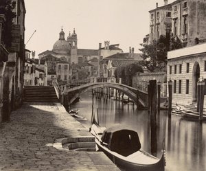 Puente en el Rio Ognissanti en Venecia, c.1875 de Italian Photographer