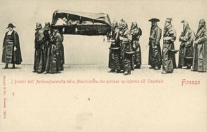 Hermanos de la Compagnia della Misericordia (Compañía de la Misericordia) llevando a un enfermo al hospital, Florencia de Italian Photographer