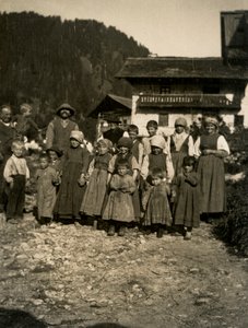 Familia delante de una casa, Valle de Aosta, Italia 1900-1910 de Italian Photographer