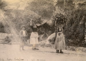Campesinos cargando haces de leña sobre sus cabezas, Paola, Calabria, fotografía de Leopoldo Menarini, hacia 1910. de Italian Photographer