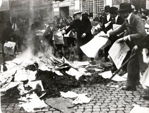 Equipo fascista quemando periódicos socialistas 