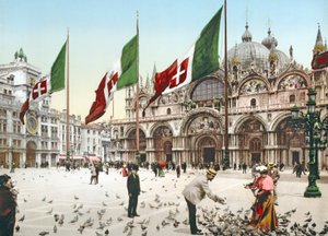 Alimentando a las palomas en la Plaza de San Marcos, Venecia, c.1900 de Italian Photographer