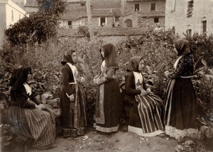 Grupo de mujeres con trajes tradicionales en un jardín, Cerdeña, Italia de Italian Photographer