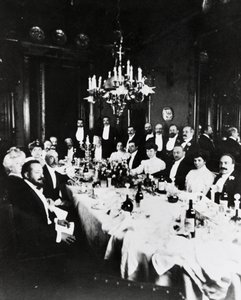 Almuerzo en Casa Sonzogno, entre los invitados es posible reconocer a Francesco Cilea, Pietro Mascagni, Umberto Giordano, Carlo Romussi, Arturo Colautti, Amintore Galli y Edoardo Sonzogno, Milán de Italian Photographer
