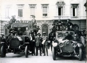 Milán, 3 y 4 de agosto de 1922. La reacción de los fascistas a la huelga. Equipos de acción en la Plaza Scala. de Italian Photographer