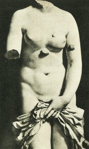 Museo, La Venus Siracusana, siglo III a.C. Credesis (foto b/n) de Italian Photographer