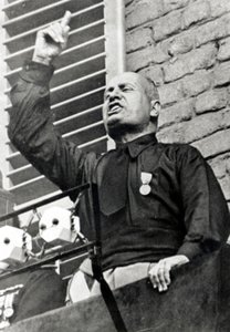 Mussolini con camisa negra