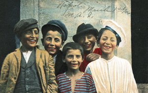 Niños napolitanos riendo y sonriendo