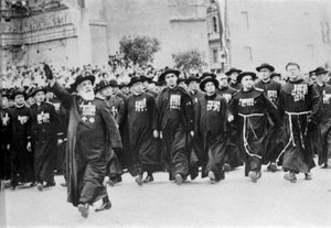 Desfile en Roma en 1931, precedido por el cuerpo eclesiástico