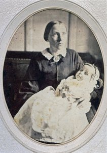 Retrato post mortem de una niña sostenida por su madre, c.1855 de Italian Photographer
