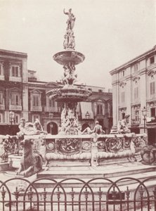 Sicilia: Una fuente en Mesina (foto b/n) de Italian Photographer