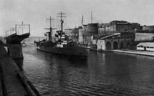 Taranto, Ponte Girevole, Paso de los R. Navi de Italian Photographer