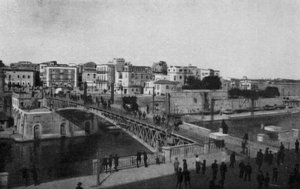 Taranto, Puente Giratorio cerrado y Ciudad vieja de Italian Photographer