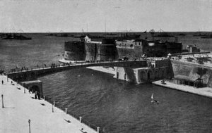 Tarento, Puente giratorio cerrado, Las fuerzas navales reunidas con gran pavese en mar grande de Italian Photographer