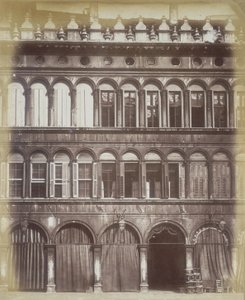 La fachada de un edificio veneciano, c.1865 de Italian Photographer