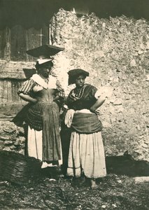 Dos campesinos de la campiña romana con trajes tradicionales, Italia, hacia 1910 de Italian Photographer