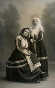 Dos mujeres con trajes tradicionales, Fonni, Cerdeña, Italia, hacia 1915 de Italian Photographer