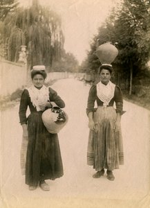 Dos mujeres jóvenes con jarras de terracota, Roccaraso, Abruzos, Italia, hacia 1905 de Italian Photographer