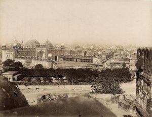 Vista de la ciudad de Agra y la Mezquita Moti (Fuerte de Agra), c.1890 (impresión de gelatina de plata) de Italian Photographer