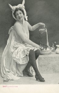 Mujer con un sombrero con orejas de burro de Italian Photographer