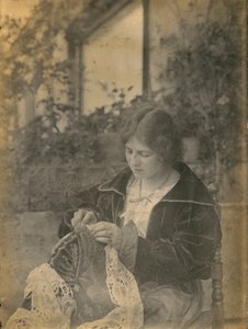 Mujer cosiendo vestido de encaje, Italia, hacia 1910 de Italian Photographer
