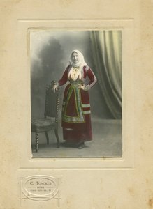 Mujer con traje tradicional, Cerdeña, Italia, fotografía de Camillo Toncker, Roma, hacia 1910.