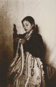 Joven cosiendo, Toscana, Italia, hacia 1910 de Italian Photographer
