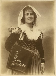Mujer joven con traje tradicional y tocado, Abruzos, Italia