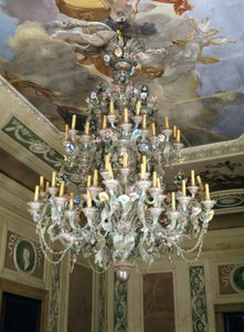 Lámpara de araña de vidrio de Murano del siglo XVIII en la fundación Querini - Stampalia de Venecia