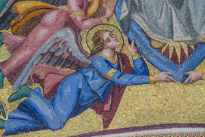 Ángel, detalle de la Asunción de María a la gloria, mosaico, frontón de la entrada central de la fachada de la catedral de Orvieto, Umbría, Italia de Italian School
