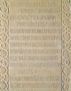 Arqueología de la Edad Media. Arte bárbaro de Lombardía: lápida de la Reina Ragnetrude (Raginthruda) data de 740-750. Arte lombardo. Pavía, Museo Cívico, Sección Arqueológica