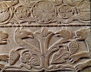 Arqueología de la Edad Media. Arte bárbaro de Lombardía: pluteus de la princesa Theodote, amante del rey Cunipert llamado el Piadoso. Detalle de la placa con grifos, alrededor del año 720