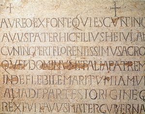 Arqueología de la Edad Media. Arte bárbaro de Lombardía: lápida del rey lombardo Cunipert, conocido como el Piadoso (Cuniperto, 678-700). Arte lombardo. Pavía, Museo Cívico, Sección Arqueológica