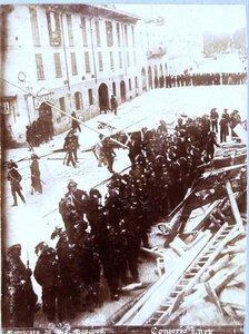 Barricadas y el Regimiento de Fusileros en Via Moscova, durante los disturbios en Milán, 6-9 de mayo de 1898 de Italian School