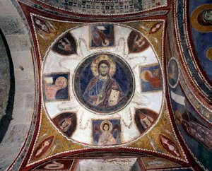 Cristo dando la bendición rodeado de símbolos de los evangelistas, fresco del siglo XIII, escuela italiana. Bóveda 15 de la cripta de la Catedral de Anagni, Italia de Italian School