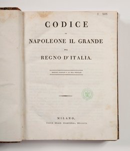 Código de Napoleón el Grande para el Reino de Italia, abierto en la portada, publicado en Milán, dalla reale Stamperia, 1806 (papel impreso) de Italian School