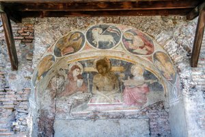 Deposición de Cristo entre la Virgen María, San Juan, con símbolos de los Evangelistas y Agnus Dei en el arco de Italian School