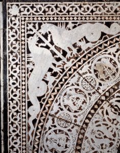 Detalle del suelo original de mármol (siglos XI-XIII)