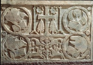 Detalle de estuco con símbolos de los cuatro evangelistas (tetramorfos): el ángel para San Mateo, el león para San Marcos, el toro para San Lucas y el águila para San Juan. 730-740 Cividale, Baptisterio de San Calisto de Italian School