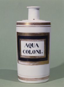 Botella de Eau de Cologne, principios del siglo XIX (cerámica)