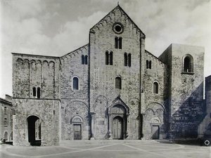 Fachada de la basílica, fundada en 1087 para recibir las reliquias de San Nicolás (foto en blanco y negro)