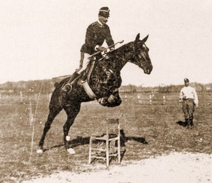 Federico Caprilli saltando una silla (foto b/n)