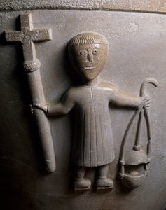 Figura de procesión litúrgica, detalle de la pila bautismal decorada en relieve, piedra caliza blanca, Iglesia de San Geminiano, Vicofertile, Emilia-Romaña, Italia de Italian School