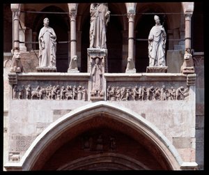 Friso de los meses de la entrada principal de Italian School