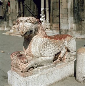 Grifo acostado sobre un pedestal, mediados del siglo XIII